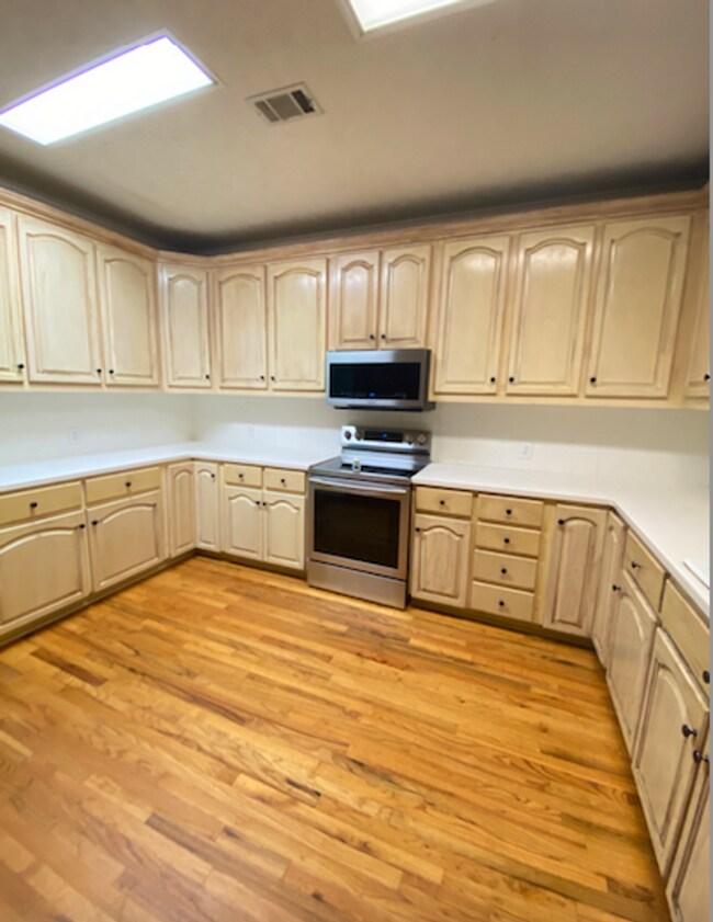 Foto del edificio - Charming Home Available Now!