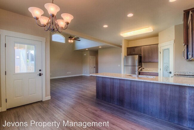 Building Photo - 4 br, 4 bath House - 7202 W Chestnut Ave