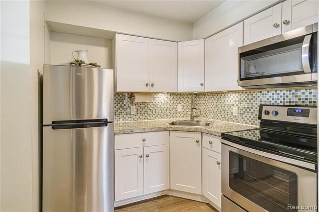 Building Photo - 7187 Silver Lake Rd