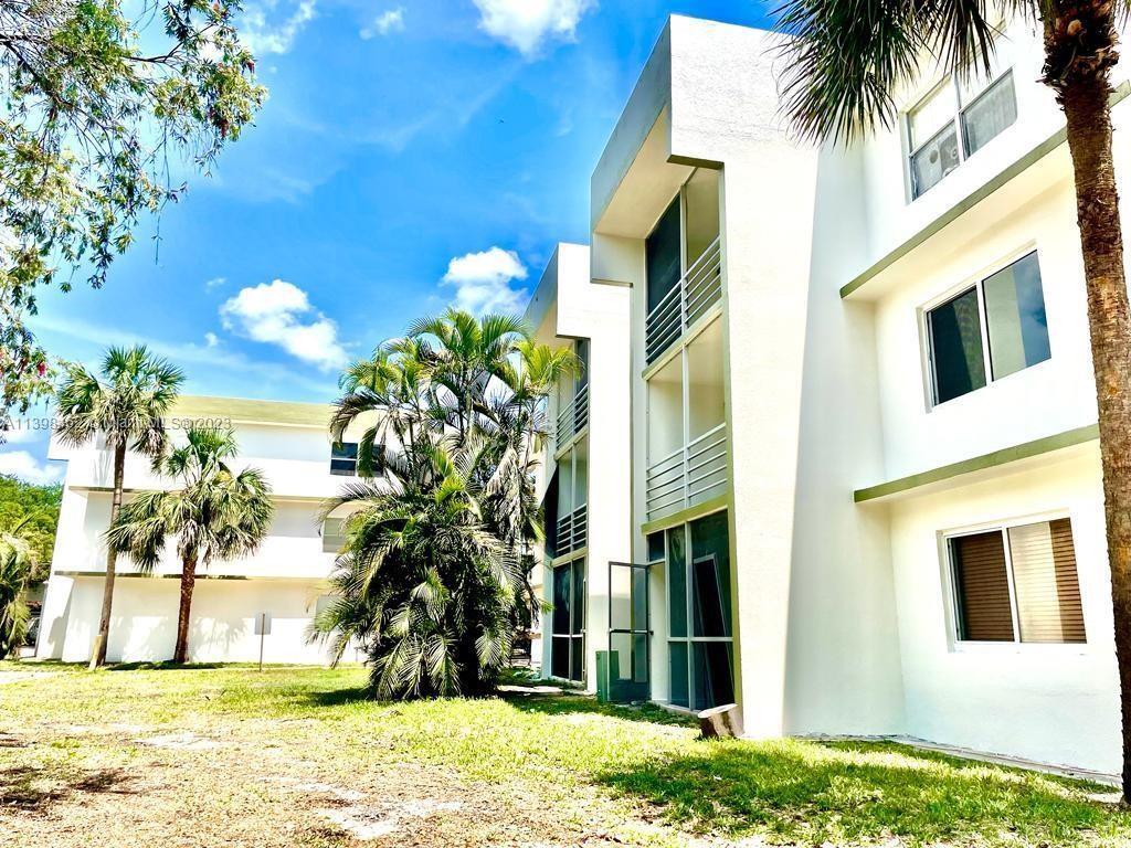 Foto principal - 4235 N University Dr