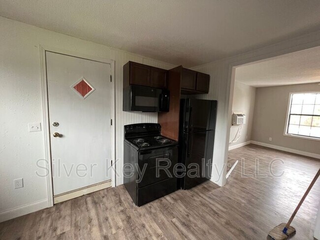 Foto del edificio - 823 Englewood Rd