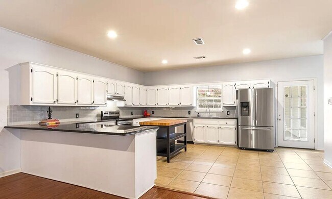 Foto del edificio - Spacious One-Level 3BR/2.5BA Home in Prime...