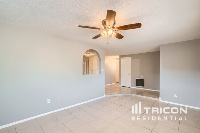 Foto del edificio - 11934 Lillian Ave