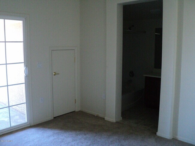 Foto del edificio - 2273 E Huntington Dr
