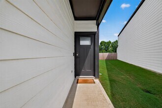 Building Photo - 3233 Creston Gate Dr