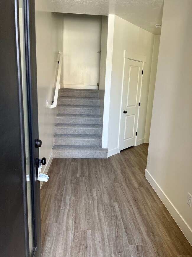 Foto del edificio - Newer 4 bedroom townhome in South Desert Gardens!