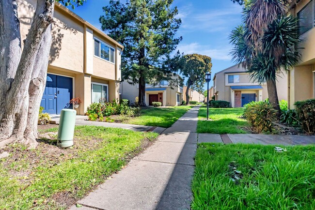 Building Photo - BEAUTIFUL REMODELED TWO STORY TOWNHOME IN ...