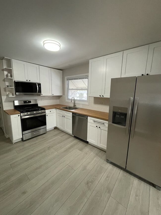 Building Photo - 7202 W Crain St