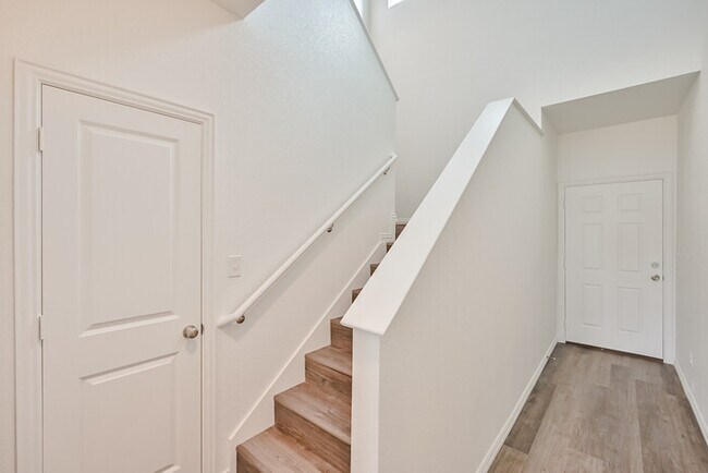 Building Photo - 3224 S Cherry Ln