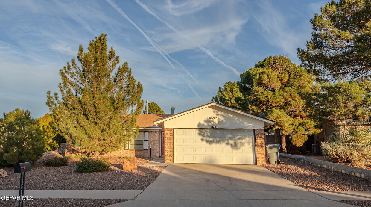 Foto principal - 1608 Bernard Kern Dr