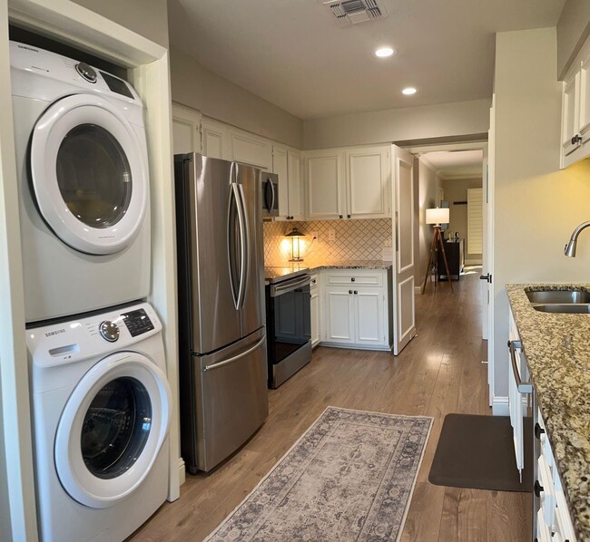 Foto del edificio - Fully Furnished Condo in Alamo Heights!