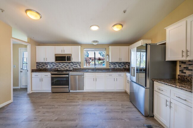 Building Photo - Charming 3 Bedroom Home! With Studio Guest...