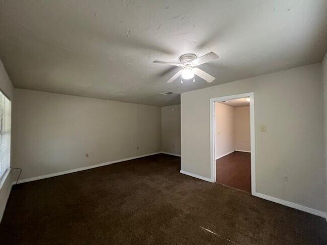 Foto del edificio - 1906 Bosque Blvd