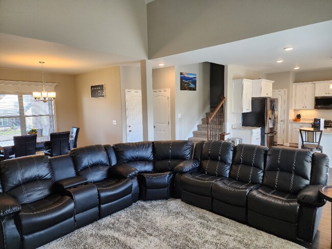 Building Photo - 290 Stonegate Dr