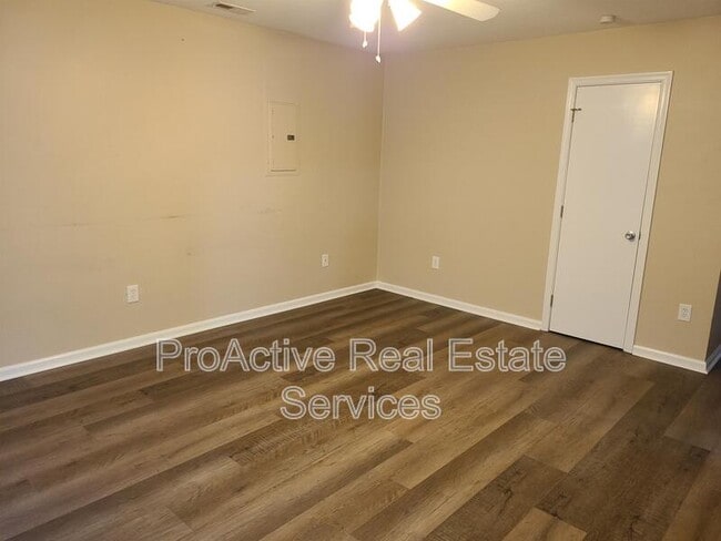 Building Photo - 216 Diamond Ave