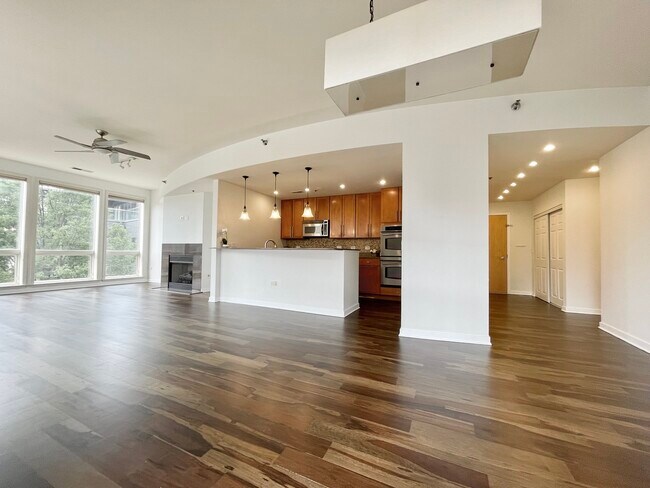 Building Photo - 600 W Drummond Pl