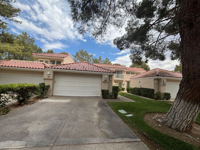 Foto del edificio - Beautiful 3 bed 2.5 bath townhouse in Spanish Trails!