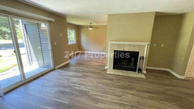 Building Photo - Beautiful 2 BD | 2 BA Condo w/ Amenities- Murrayhill!