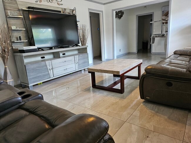 Building Photo - 1006 14th Ave NW