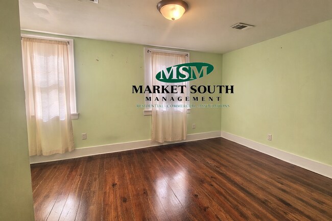 Building Photo - *APPLICATION PENDING!* BEAUTIFUL JONES STREET APARTMENT