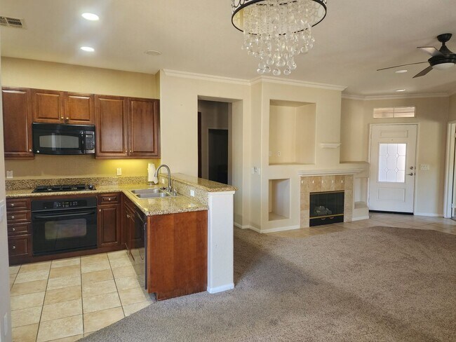 Building Photo - Sabre Springs Townhouse
