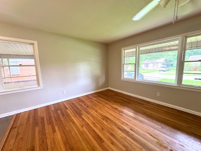 Building Photo - 916 Delmar Dr