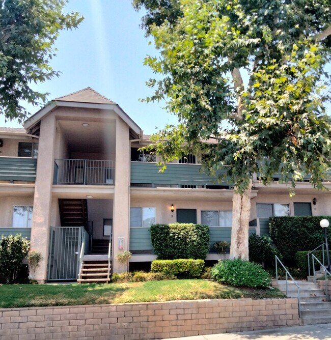 Frente del edificio - 13100 Bromont Ave