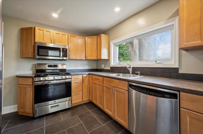 Building Photo - Lovely 3 bedroom 1.5 bath home available i...