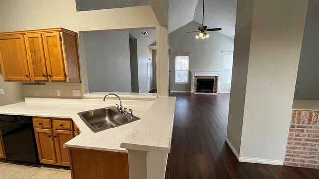 Building Photo - 14606 Town Hill Dr