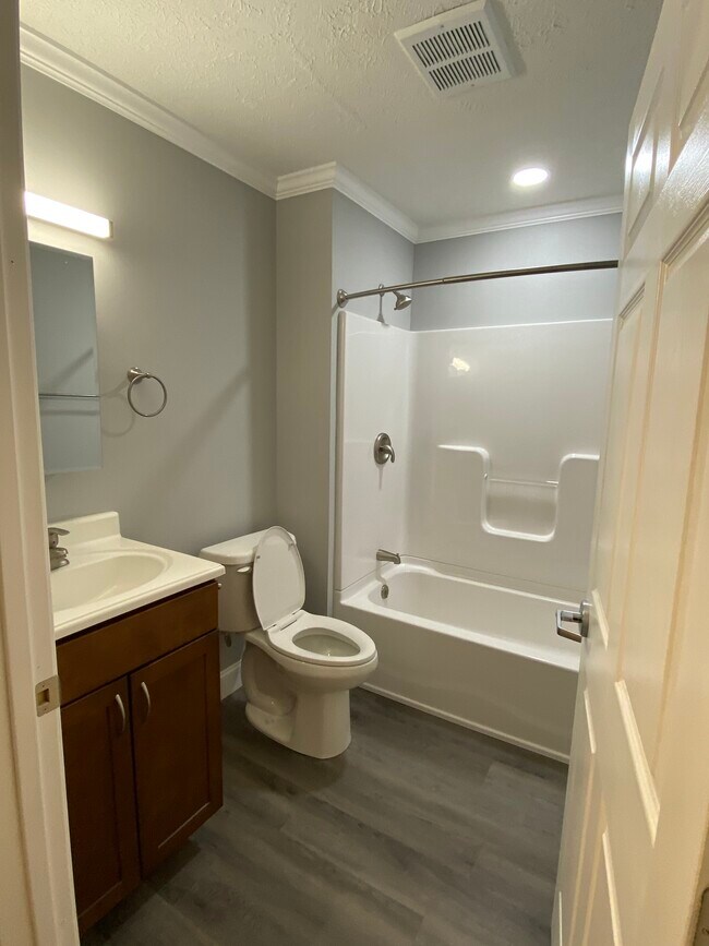 Bath - 1089 Edgar Ave