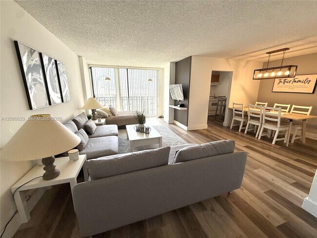 Foto del edificio - 17021 N Bay Rd