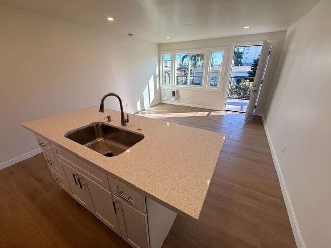 Foto del edificio - Modern Open Concept1 Bed + 1 Bath Upstairs Unit + In-Unit Laundry + AC