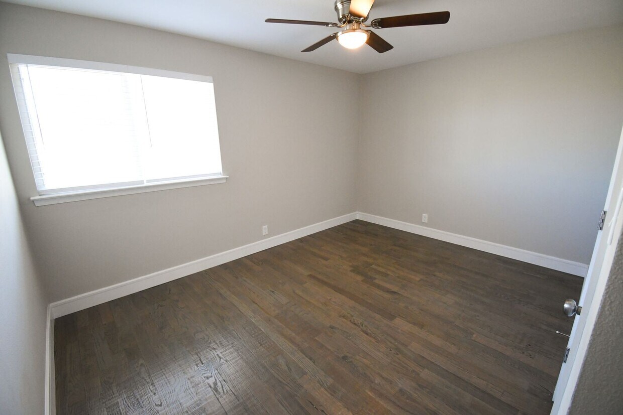 Building Photo - NEWLY REMODELED 4 bedroom