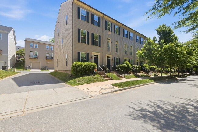 Foto del edificio - Stylish 3bd 3.5bath townhome for rent in the highly desirable Vermillion