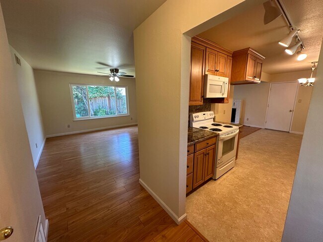 Building Photo - Stunning 3 Bedroom 2 Bathroom House Close ...