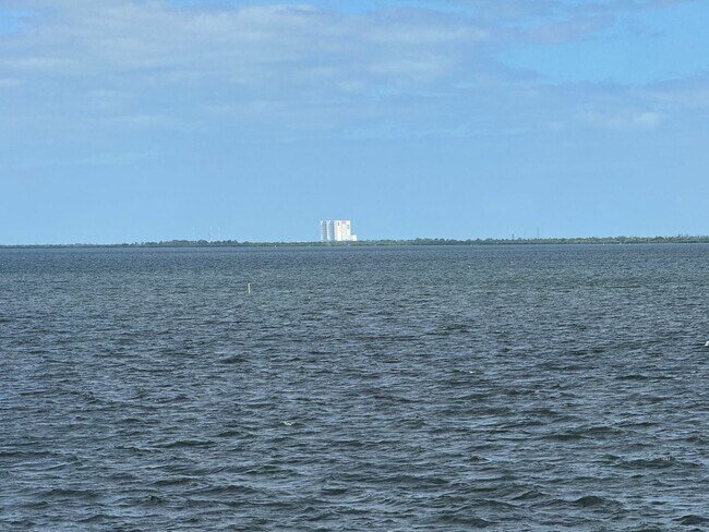Foto del edificio - Directly on the River, what a view!!