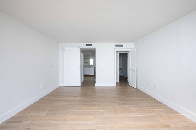 Foto del edificio - 3 Grove Isle Dr