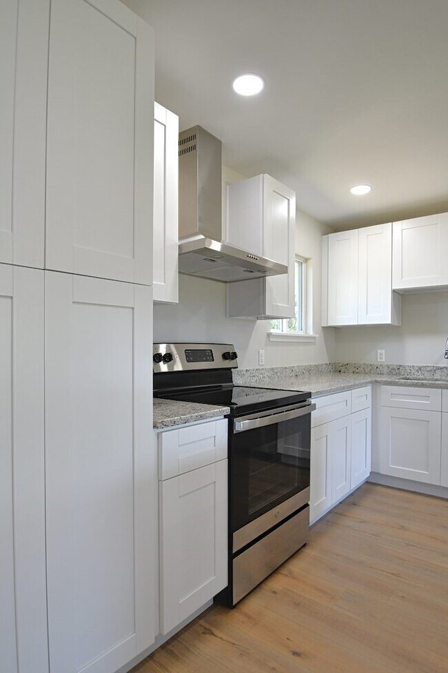 Building Photo - 10910 Fullerton Dr