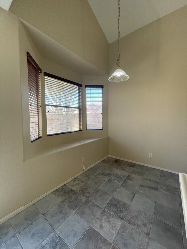 Foto del edificio - Lovely 4 Bedroom 2 Story home Available fo...