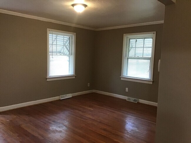 Building Photo - 7025 Greenhaven Dr