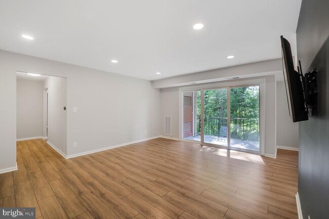 Foto del edificio - 3860 Lyndhurst Dr