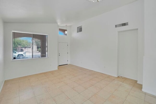 Building Photo - Gorgeous 3 Bedroom 2 Bath Home in Rita Ranch