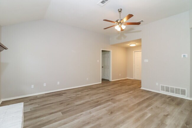 Building Photo - 1207 Belclaire Ln