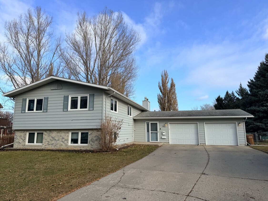 Foto principal - Large 5-Bed 3-Bath Home with a Heated Garage and Large Fenced-In Backyard