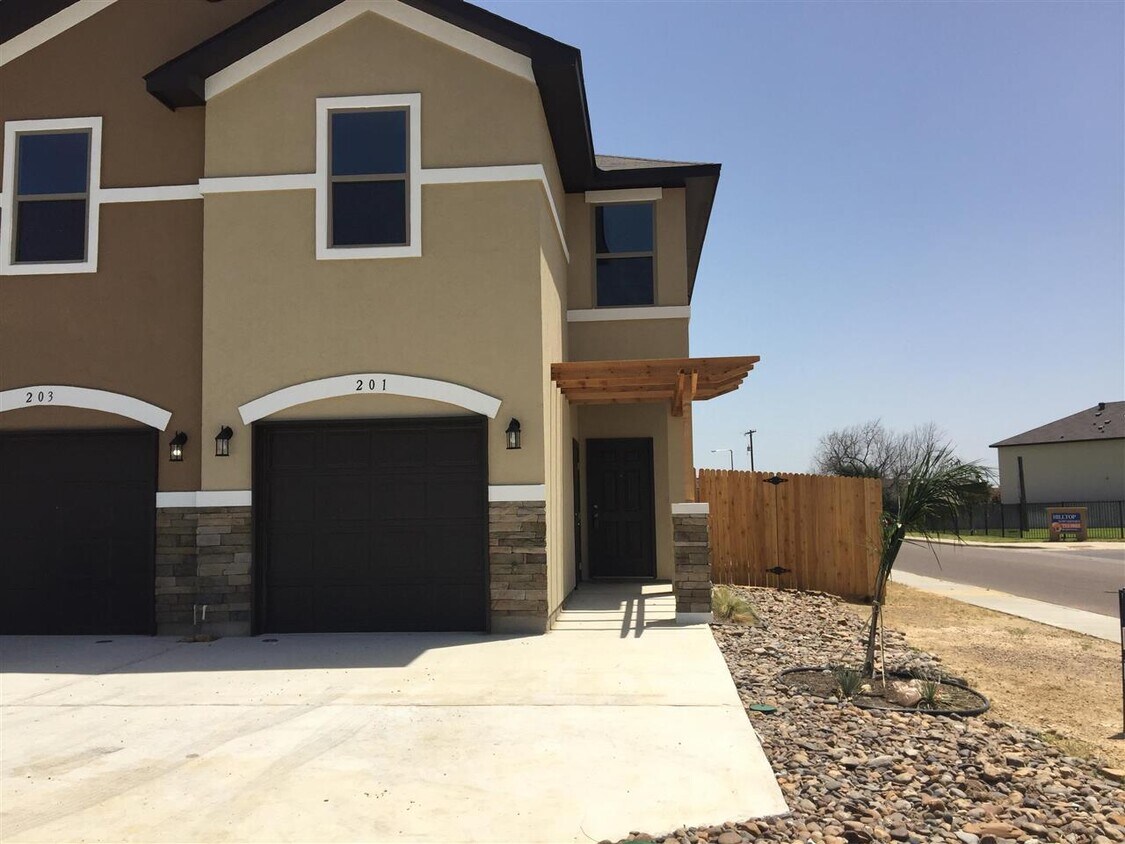 201 Welland Dr Unit 2, Laredo, TX 78045 Condo for Rent in Laredo, TX