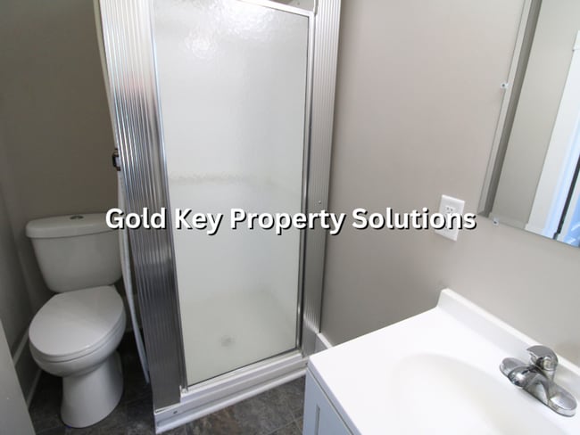 Building Photo - 919 E 6th St