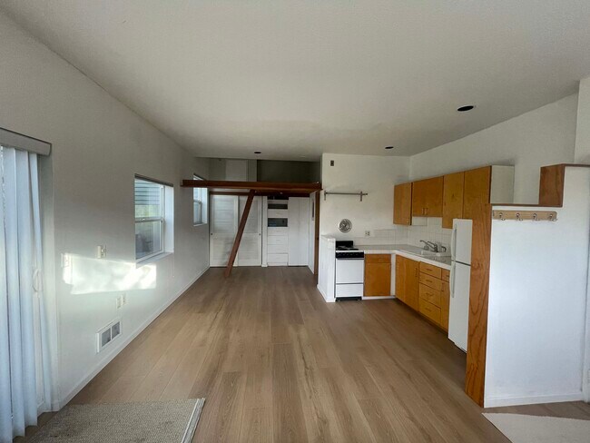 Studio loft - 1501 E Spring St