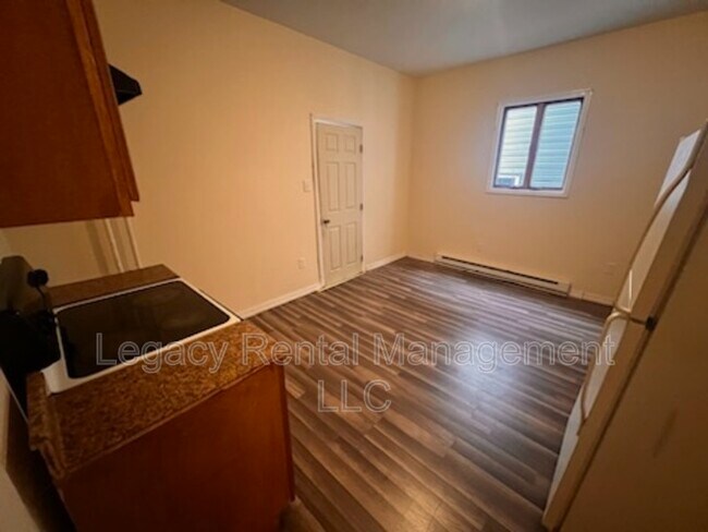 Building Photo - 116 E Broad St