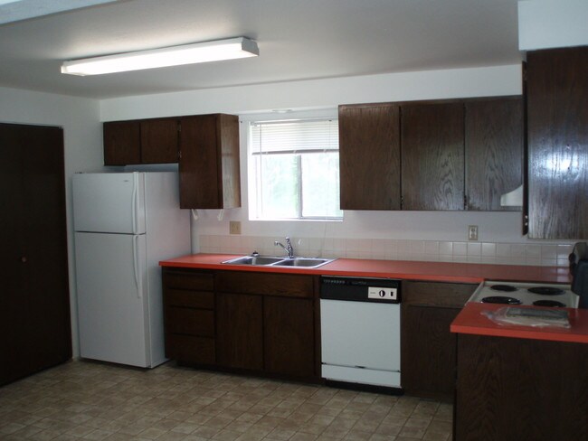 Unit 2 Kitchen - 402 E Yellowstone Ave