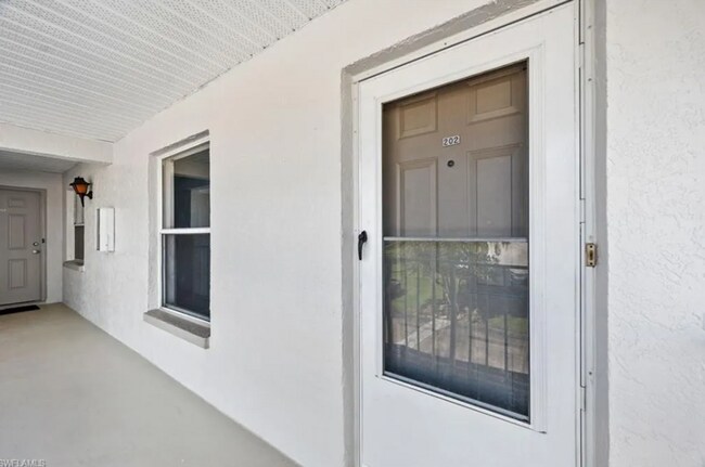 Foto del edificio - Charming 2 Bed 2 Bath Condo in Naples COMING SOON